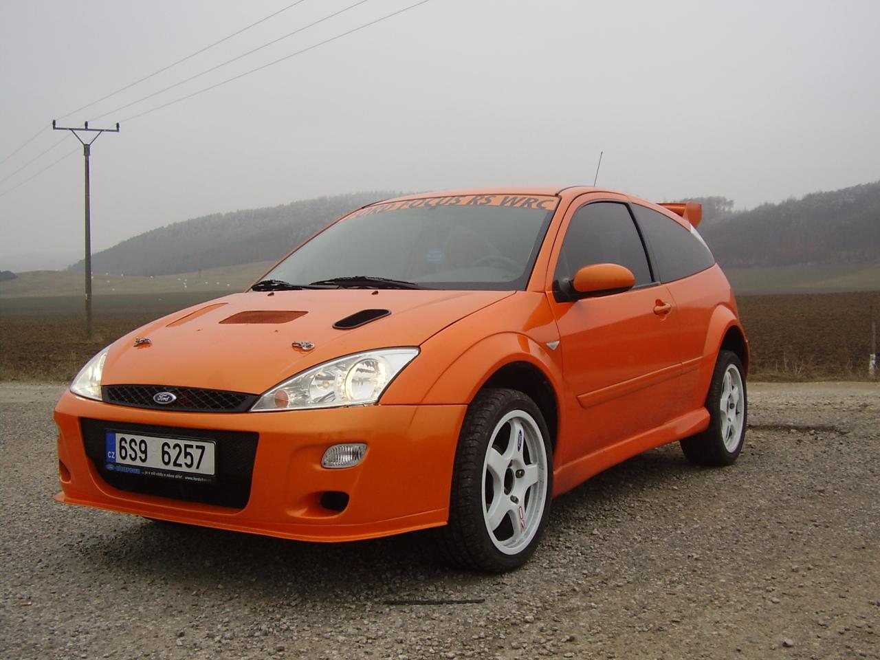 Jeto original uprava Ford Focus WRC . Je to rozšířený a má to originál kola WRC z magnezia