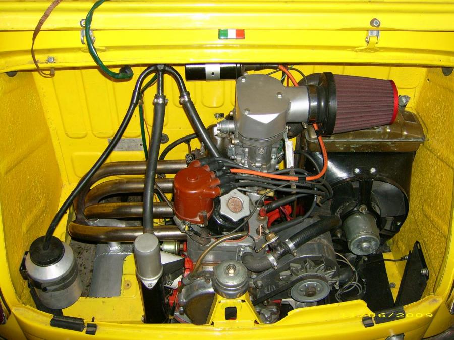 Motor v autě.