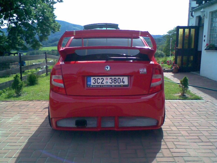 08 chvilku jsem si zahrál na WRC potvoru, ze zadu krásný, ale z boku děs běs